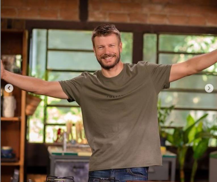 Foto de Rodrigo Hilbert com braços abertos e camiseta suada - Metrópoles