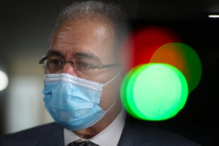 Ministro da Saúde Marcelo Queiroga fala com a imprensa na entrada do ministério 1