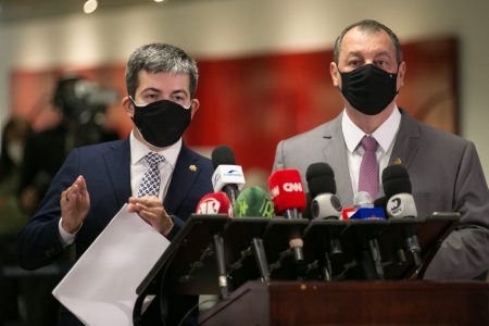 Omar Aziz e Randolfe Rodrigues falam com a imprensa após o fim da segunda reunião da CPI da Covid 1