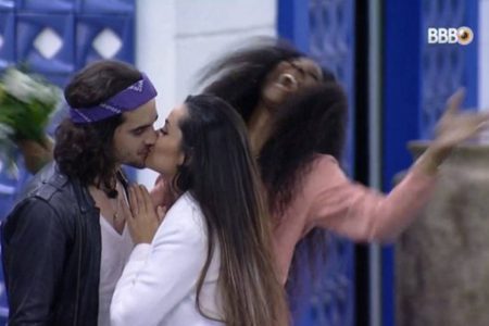Fiuk e Juliette dando selinho no BBB21
