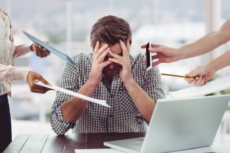 Homem estressado com trabalho