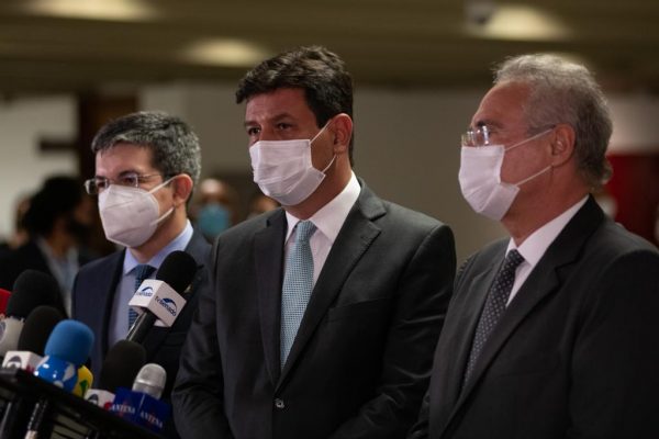 Senadores Randolfe Rodrigues e Renan Calheiros deixam a CPI ao do ex ministro Luiz Henrique Mandetta
