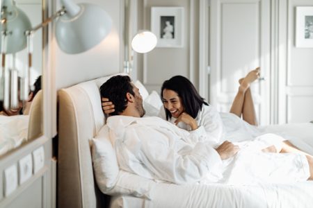 casal deitado no quarto