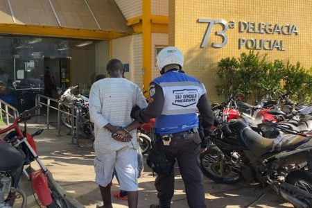 Homem é levado para a delegacia