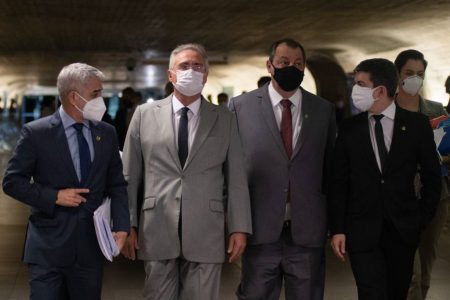 Comissão da CPI da Covid fala com a imprensa após o depoimento do ex-ministro Teich