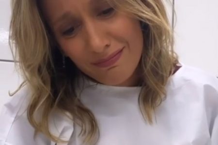 Foto colorida de Luisa Mell. Ela usa blusa branca e está triste - Metrópoles
