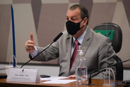 Imagem colorida mostra senador Omar Aziz falando durante CPI da Covid - Metrópoles