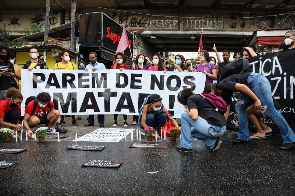 Moradores fazem protestgo no dia seguinte da operação que deixou 25 mortos