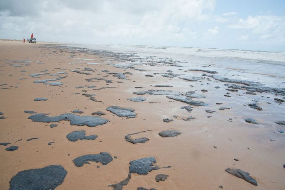 Manchas de óleo em praia