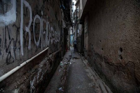 Beco cheio de marcas de tiros no Jacarezinho