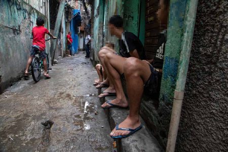 Moradores em um beco no Jacarezinho após operação
