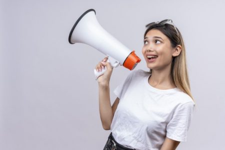 Mulher com megafone na mão