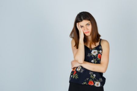 Mulher triste e desanimada