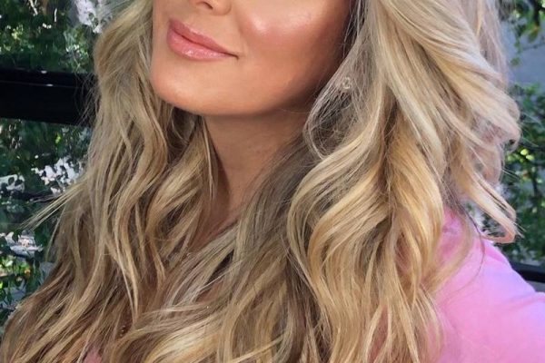 Foto colorida de Ticiane Pinheiro. Ela tem pele clara, cabelo loiro escuro, usa uma blusa rosa - Metrópoles