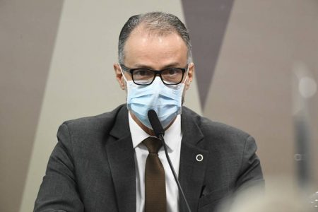 Antonio Barra Torres, da Anvisa, diz que "Brasil não pode ser atraente para o turismo antivacina"