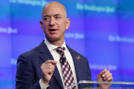 imagem colorida jeff bezos, fundador da Amazon, falando em evento - Metrópoles