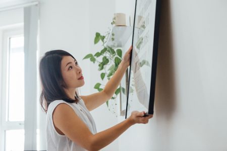 Mulher decorando a casa