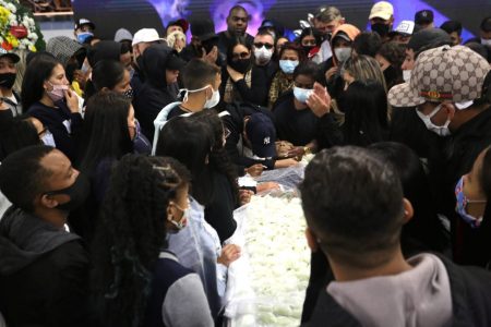 Familiares, amigos e fãs se despedem de MC Kevin, nessa terça-feira, em São Paulo