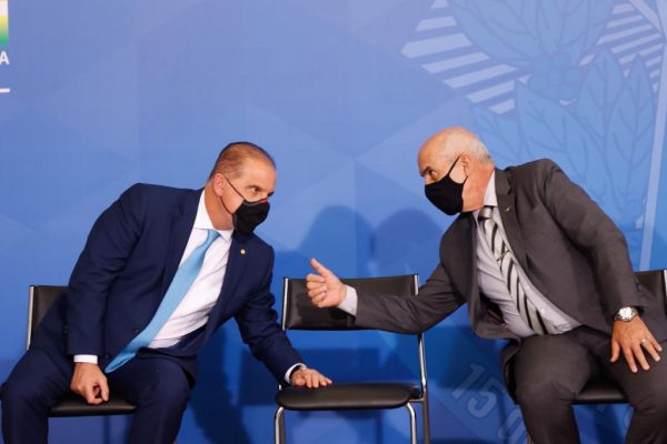 Onyx Lorenzony e o ministro chefe da Secretaria de Governo Luiz Eduardo Ramos