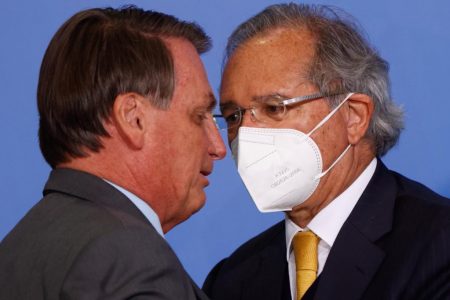Paulo Guedes, ministro da econômia e o presidente jair bolsonaro durante lançamento do Programa Gigantes do Asfalto no palácio do Planalto