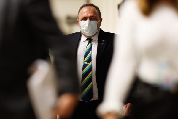 Ministro Eduardo Pazuello saindo do plenário da CPI, após suspensão da sessão por conta da ordem do dia no Senado Federal