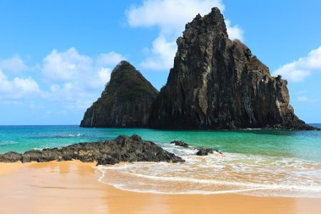 praia com rocha em fernando de noronha