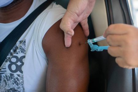 Vacinação de professores no Guará