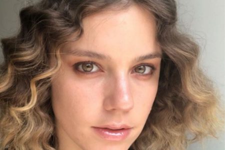 Foto colorida de Alice Wegmann com os cabelos ondulados - Metrópoles