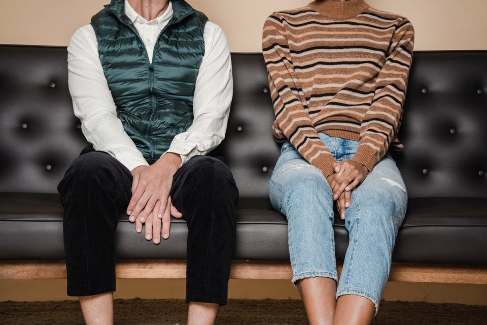 casal sentado