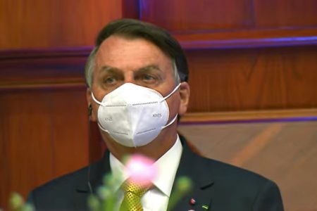 Presidente Jair Bolsonaro usa máscara na posse do novo presidente equatoriano