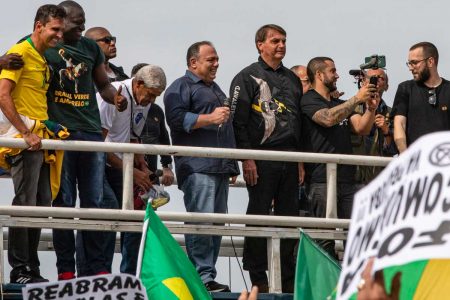 pazuello e bolsonaro durante passeio de moto no rio de janeiro