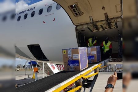 Lotes de vacina em avião