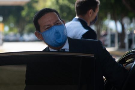 Hamilton Mourão fala com a imprensa na saída da vice-presidência