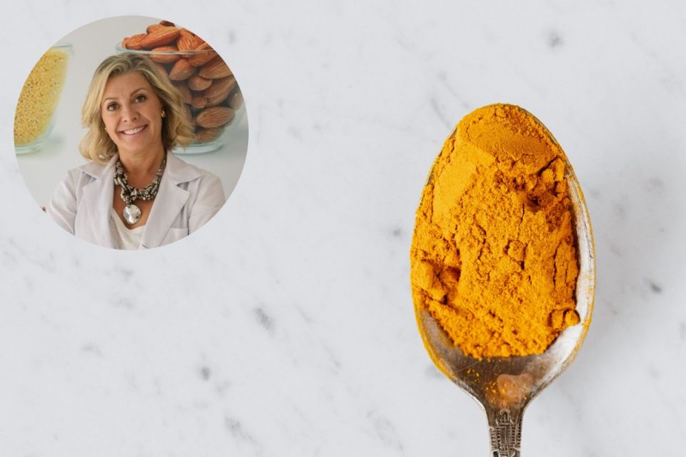 foto de mulher e colher com curcuma