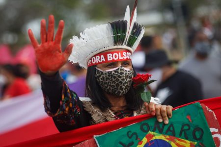 Policiais militares revistam manifestantes na entrada da Esplanada dos Ministérios durante protesto com o governo bolsonaro