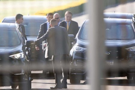 Bolsonaro cumprimenta apoiadores