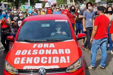 Professor é preso em Goiás com faixa contra Bolsonaro