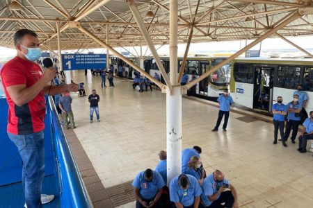 Rodoviários em terminal de ônibus