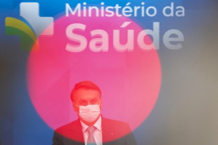 Presidente Jair Bolsonaro e o Ministro Marcelo Queiroga durante evento de Assinatura do contrato de transferência de tecnologia da AstraZeneca para a Fundação Oswaldo Cruz (Fiocruz) em Brasília.
