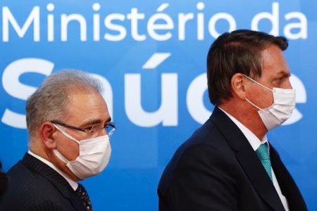 Presidente Jair Bolsonaro e o Ministro Marcelo Queiroga durante evento de Assinatura do contrato de transferência de tecnologia da AstraZeneca para a Fundação Oswaldo Cruz (Fiocruz) em Brasília.