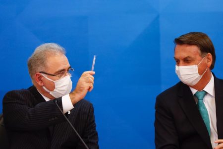 Presidente Jair Bolsonaro e o Ministro Marcelo Queiroga durante evento de Assinatura do contrato de transferência de tecnologia da AstraZeneca para a Fundação Oswaldo Cruz (Fiocruz) em Brasília.
