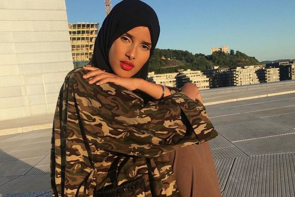 Modelo Rawdah Mohamed com hijab