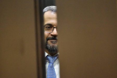 abraham weintraub atras de uma porta