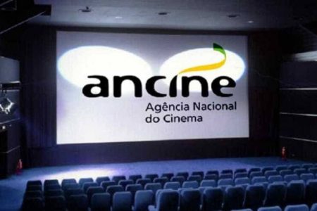 Foto de uma sala de cinema vazia com o logo da Ancine no telão onde os filmes são reproduzidos - Metrópoles