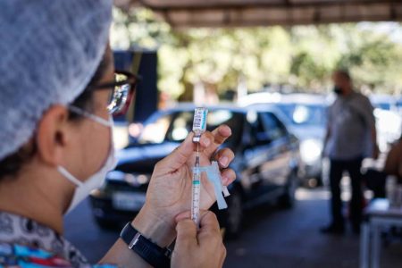 vacinação no estacionamento 13 do parque da cidade