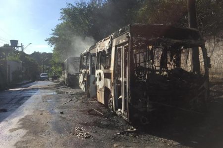 Ao menos 21 veículos foram incendiados em Manaus