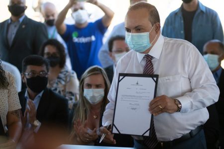 Ibaneis Rocha na assinatura da ordem de serviço para construção do Hospital Oncológico de Brasília