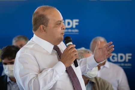 Ibaneis Rocha na assinatura da ordem de serviço para construção do Hospital Oncológico de Brasília