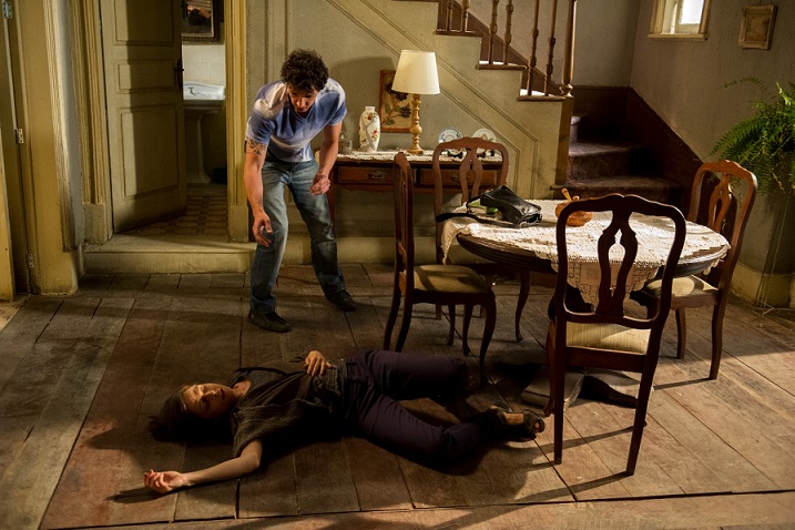 Império: Elivaldo (Rafael Losso) desce as escadas e toma um susto ao ver Cora (Drica Moraes) caída no chão.