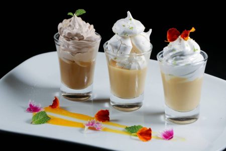 Prato com três copinhos de vidro com doce e suspiro dentro